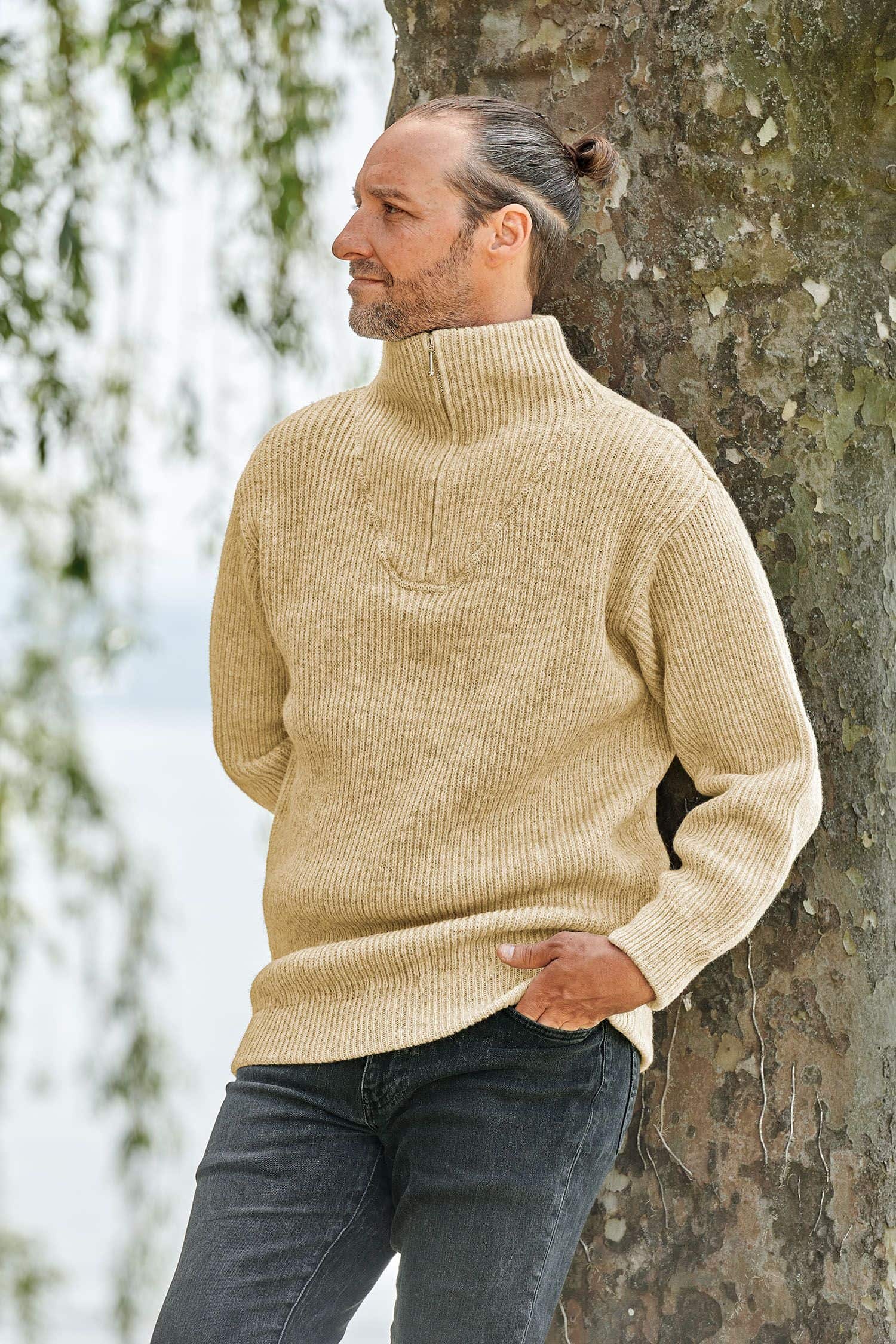 Mann trägt beigen Finkhof Troyer aus bio Wolle (kbT) vom Coburger Fuchsschaf