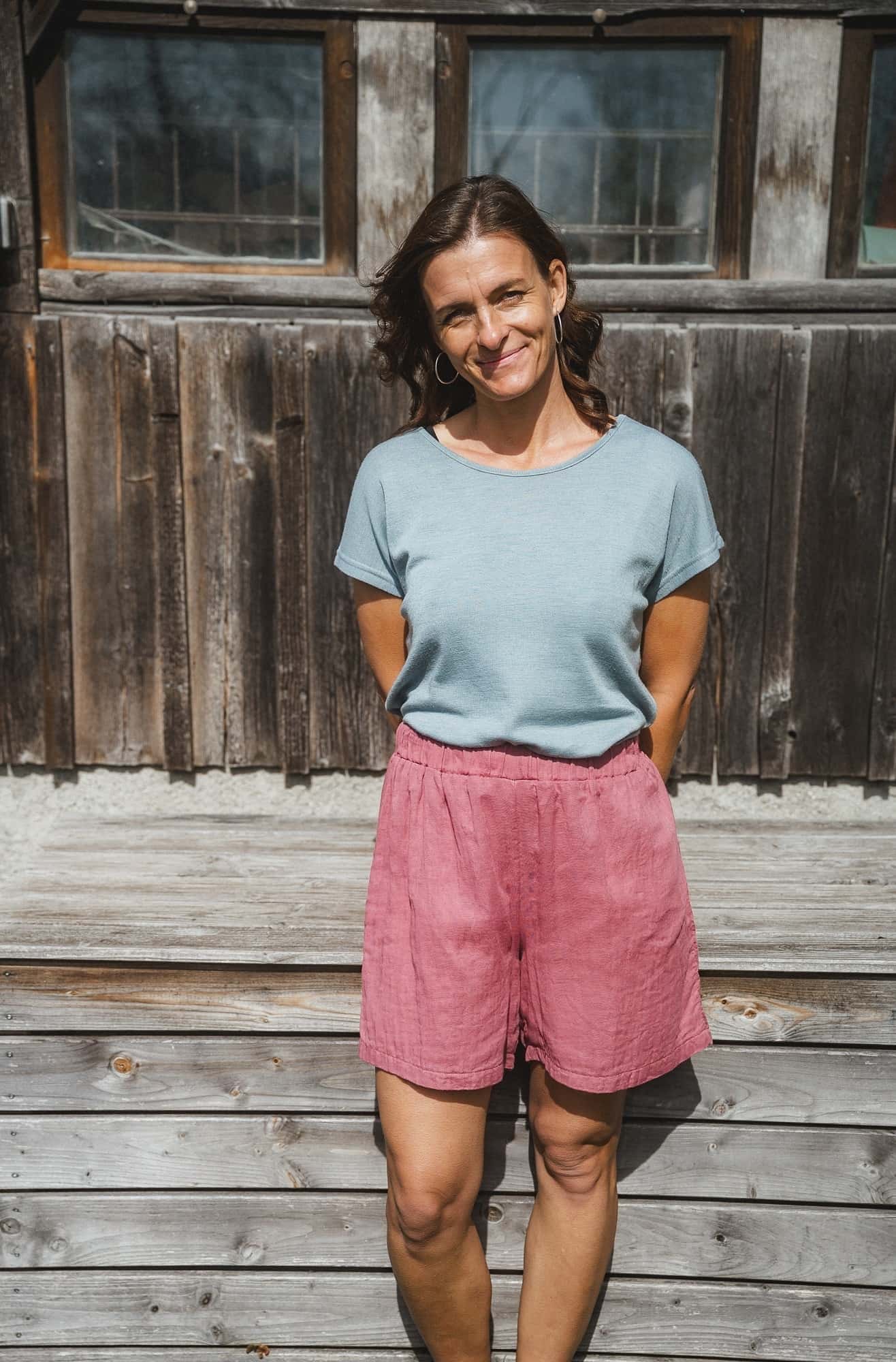 Damenshorts aus Bio-Baumwoll-Musselin altrosa Gr. M Frau trägt blaues Shirt und altrosafarbene Shorts aus Bio-Baumwoll-Musselin (kbA) vom Finkhof