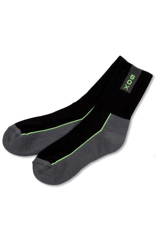 ein Paar lange graue Sportsocken mit grünen Details aus bio Baumwolle (kbA), Polyamid und Elasthan, Freisteller