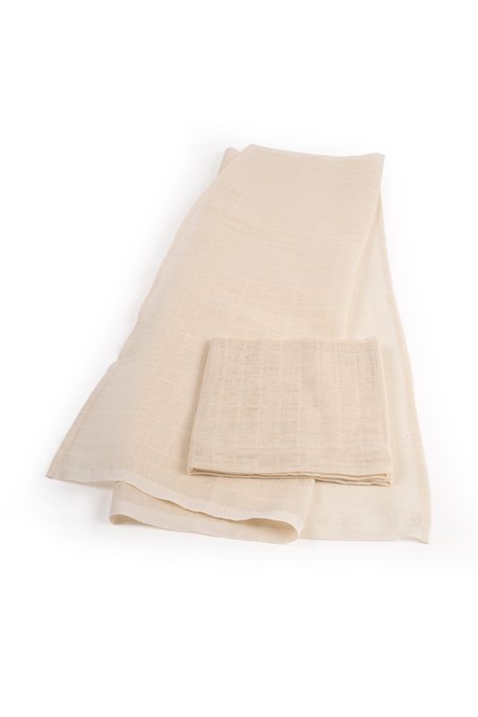 Detailansicht von vier Bio-Mullwindeln (kbA) – 80x80 cm, IVN Best & Ecocert zertifiziert, zwei gefaltet, zwei aufgelegt