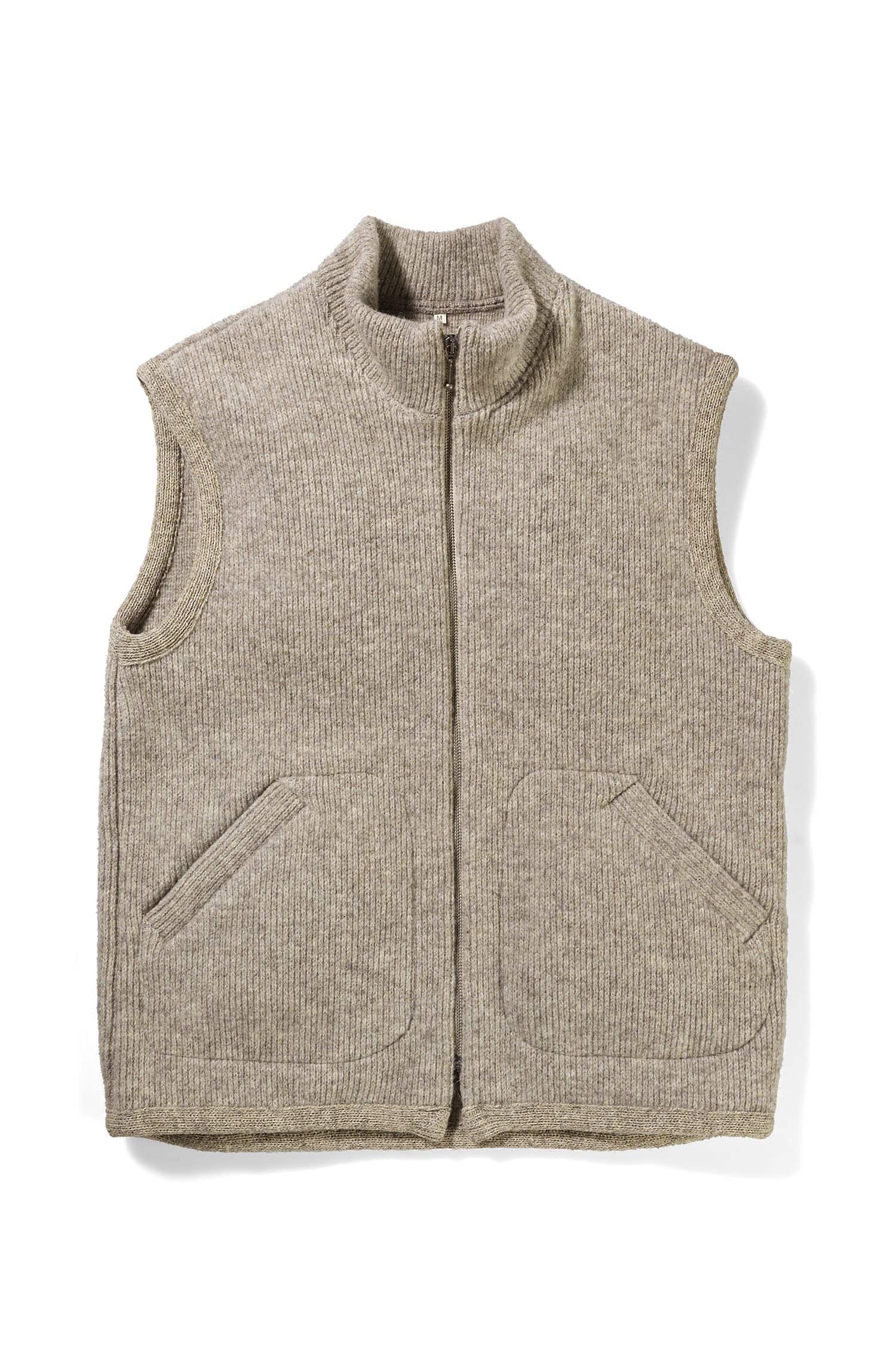 graue ungefärbte ärmellose Finkhof Wollwalkweste aus bio Wolle (kbT), Freisteller von vorne