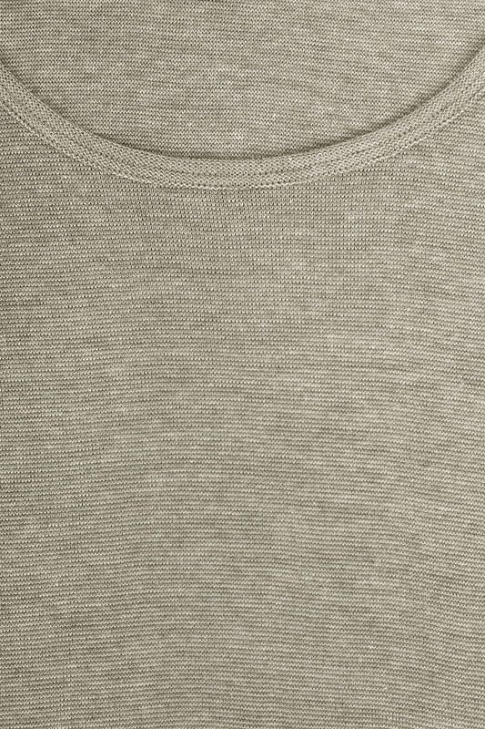 Detailaufnahme vom Kragen des walnussbraunen Kurzarmshirts vom Finkhof aus bio Baumwolle (kbA), Wolle (kbT) und Seide