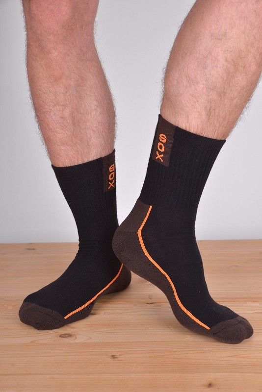 lange braun/orange Sportsocken aus bio Baumwolle (kbA), Polyamid und Elasthan, getragen auf Holzboden von hinten