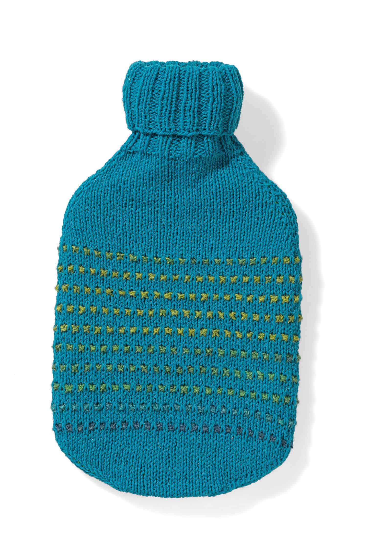 türkis grüner selbstgestrickter Wärmflaschenbezug, Freisteller