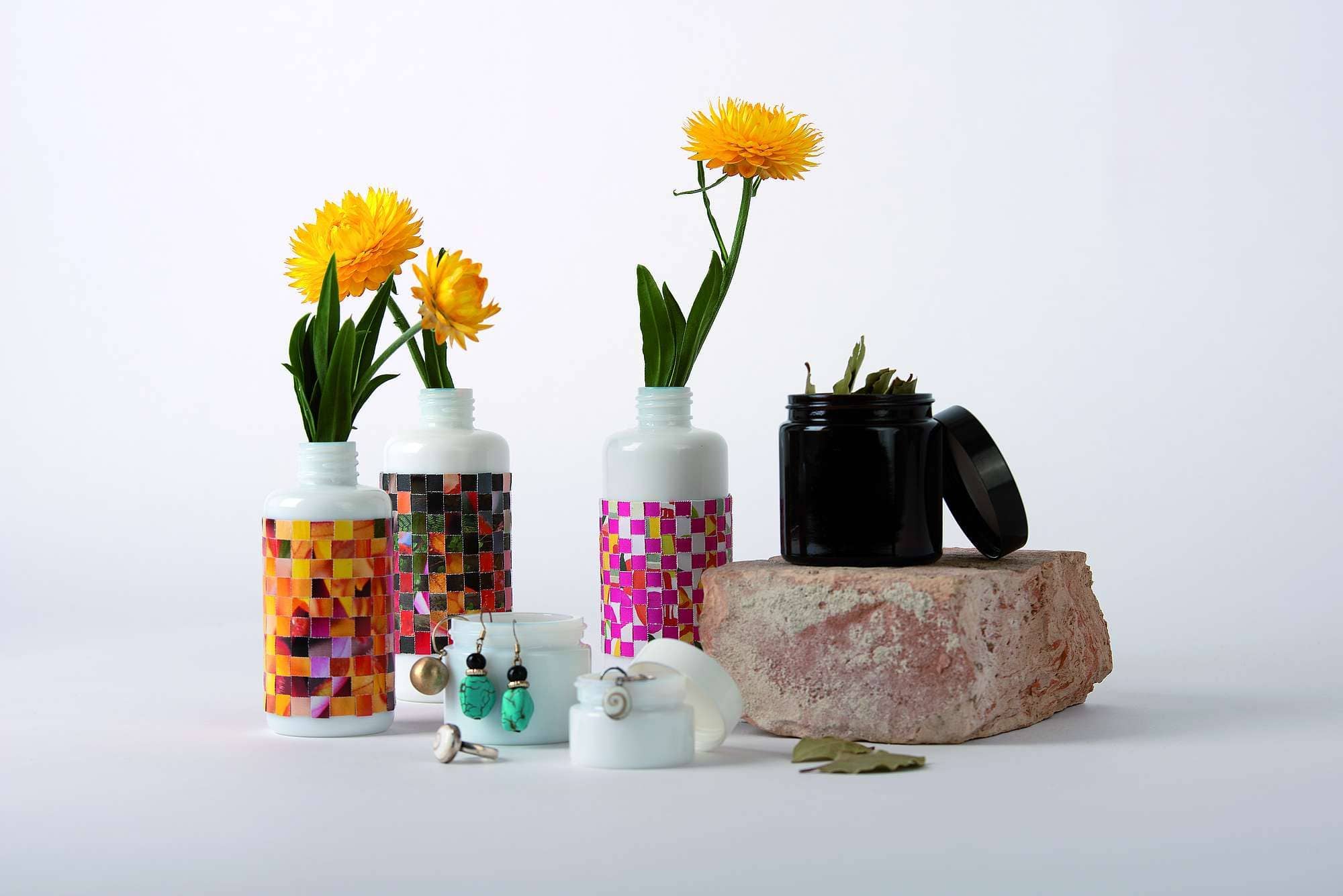 s170-glasbehaeltnisse-0415 Finkhof Glasbehältnisse mit Blumen, Ohrringen und getrockneten Kräutern