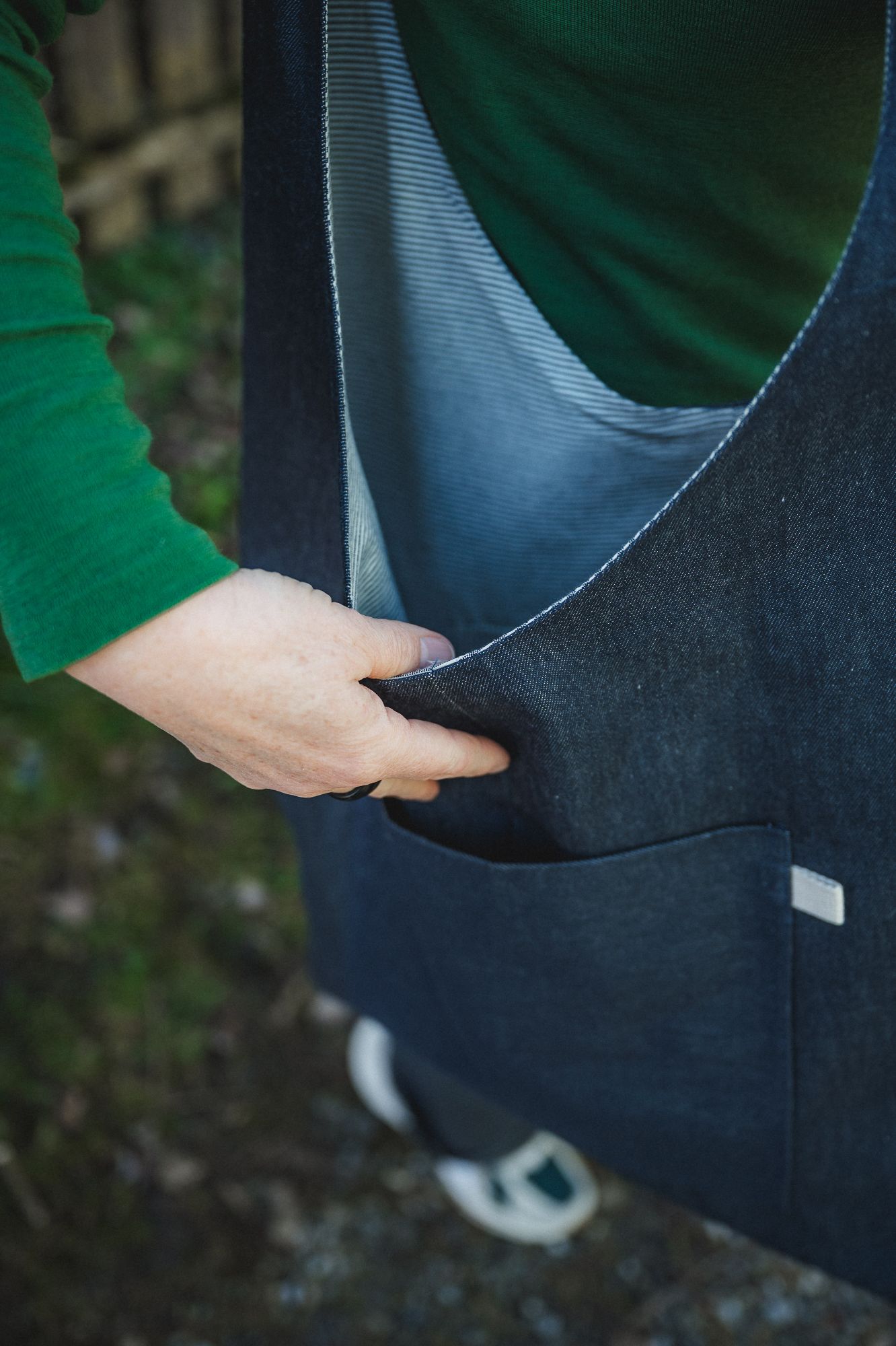 Einblick in den blau weiß gestreiften Innenraum der Finkhof Wendetasche aus Bio-Baumwolle