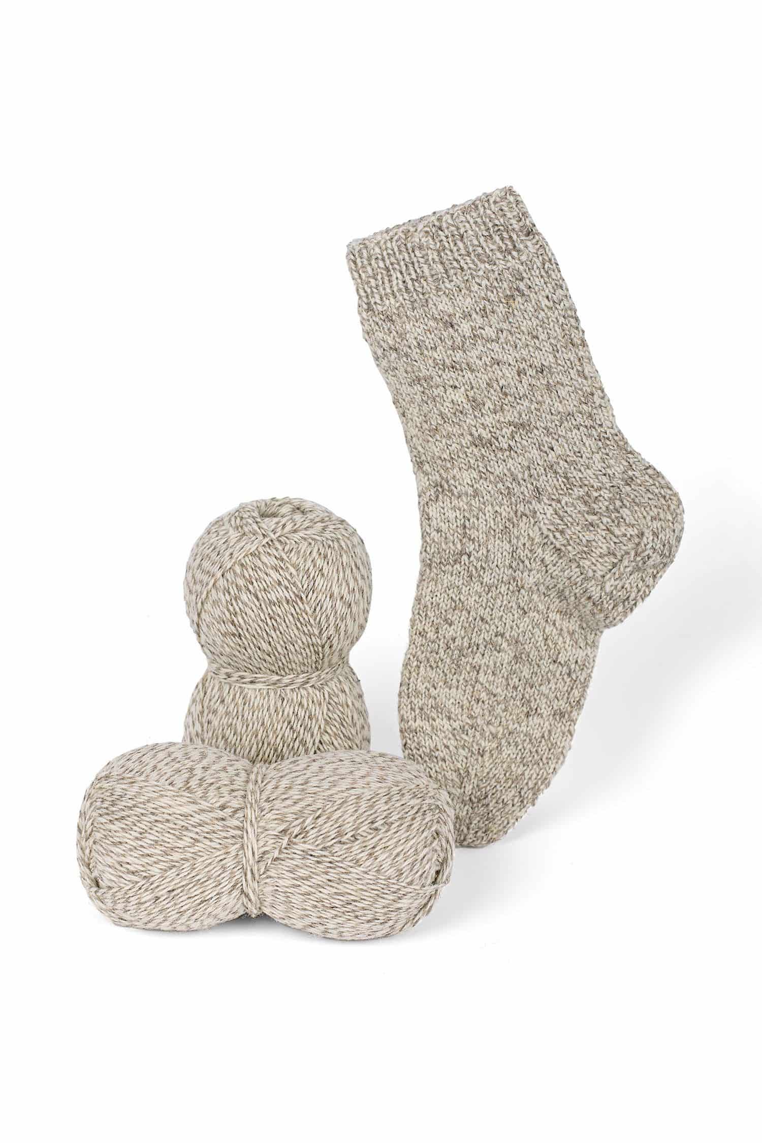 Finkhof Sockenwolle meliert melierte Finkhof Sockenwolle aus bio Wolle (kbT) mit Knäulen und fertiger Stricksocke