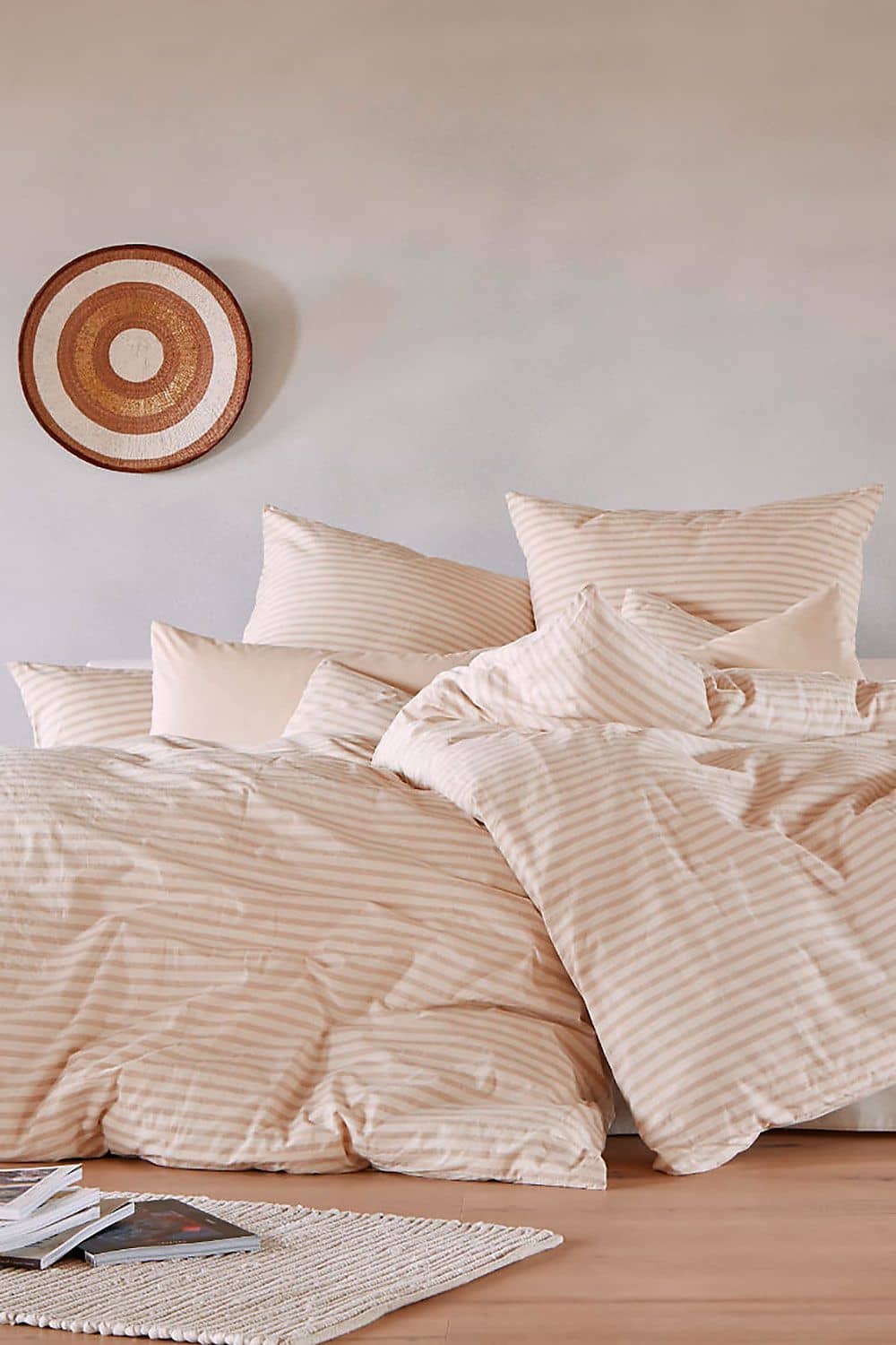 ungefärbte Bettwäsche mit Streifen aus bio Baumwolle (kbA) als Decken- und Kissenüberzug in gemütlichem Bett