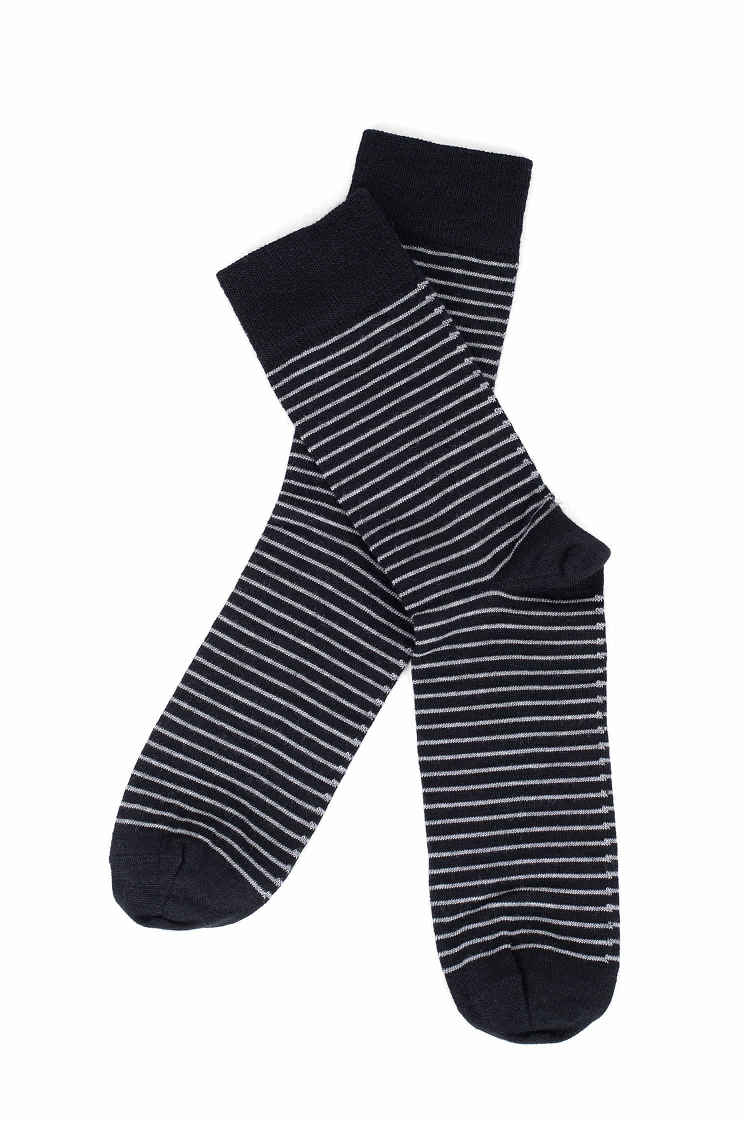 ein Paar schwarz/ grau gestreifte Wollsocken aus bio Wolle (kbT), Baumwolle (kbA) und Seide vom Finkhof, Freisteller