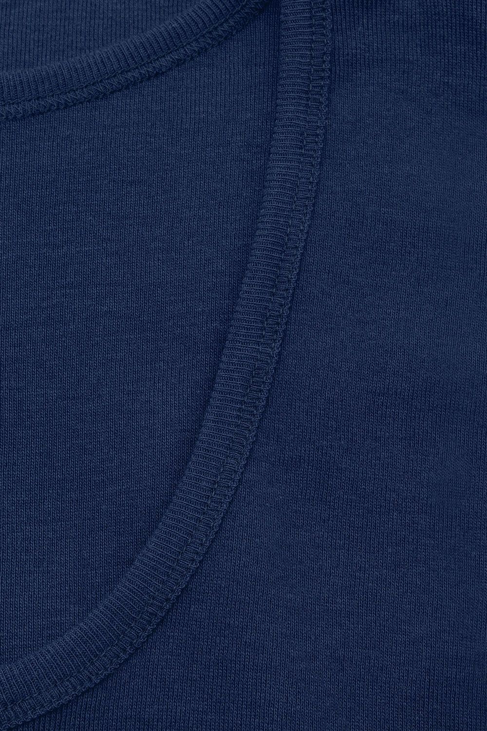 Detailaufnahme vom Kragen des marineblaue Achselhemds für Herren aus bio Baumwolle (kbA)