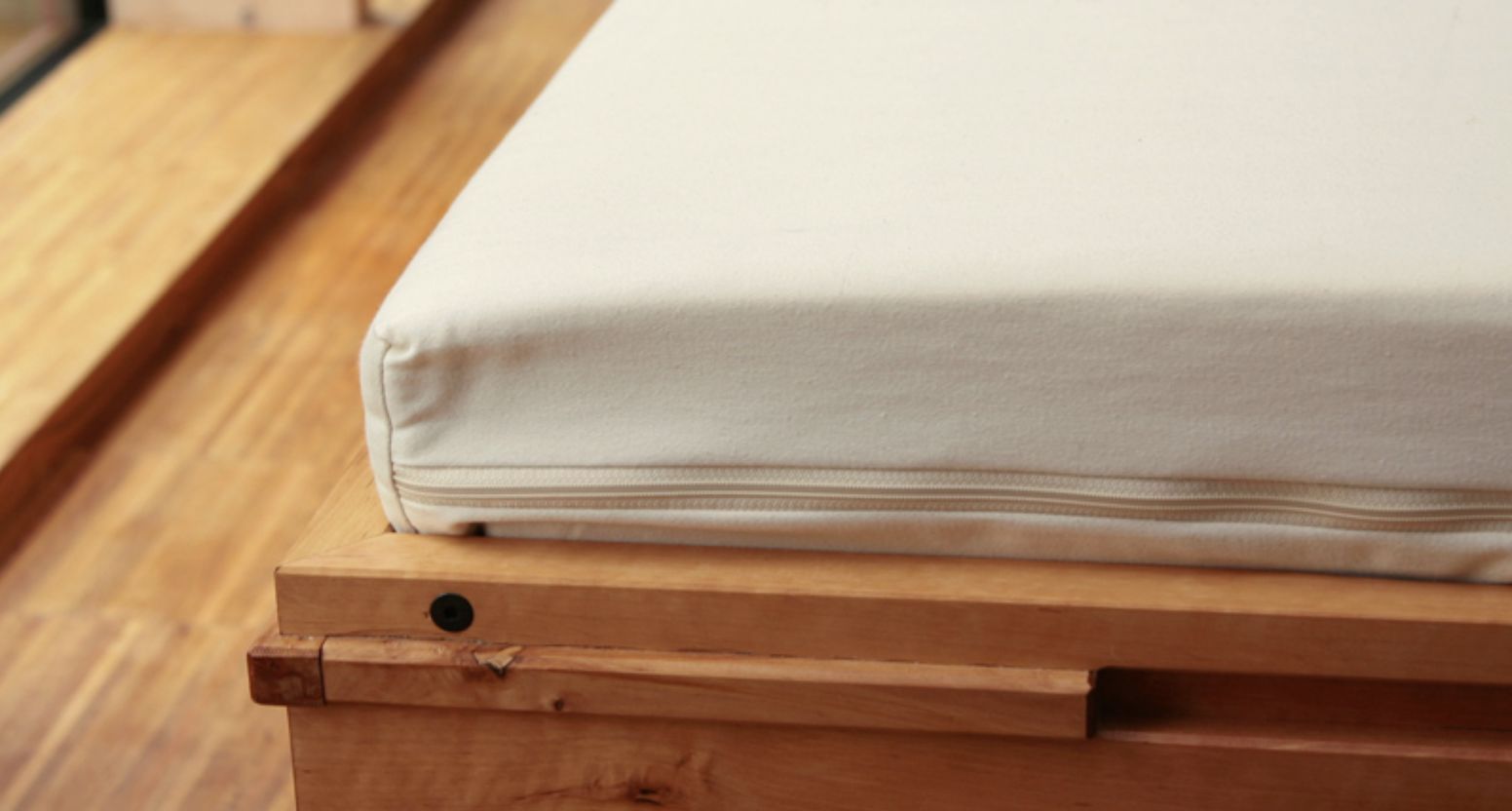 Matratze mit weißem Bezug an Bettdecke