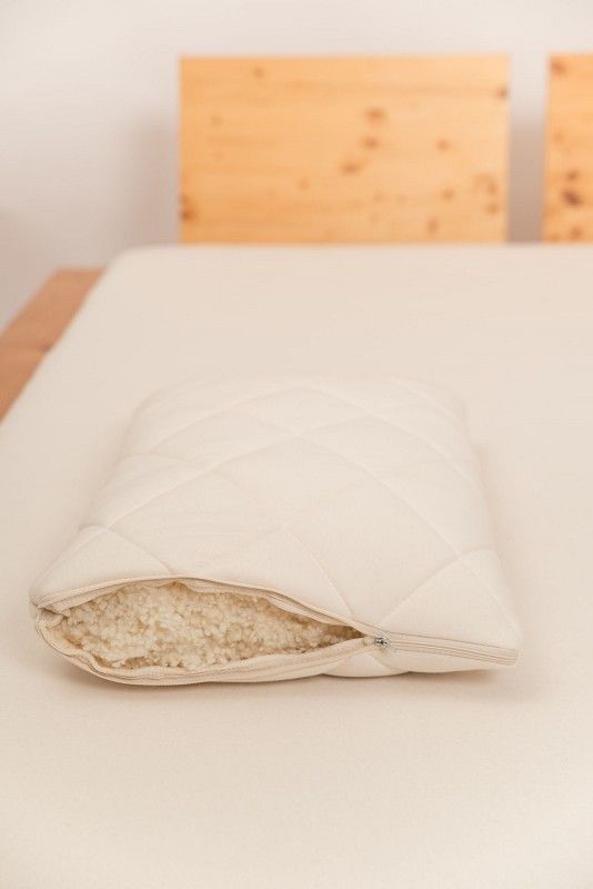 seitlich geöffnetes Steppkissen mit Füllung aus bio Wolle (kbT) und bio Baumwolle (kbA) vom FInkhof