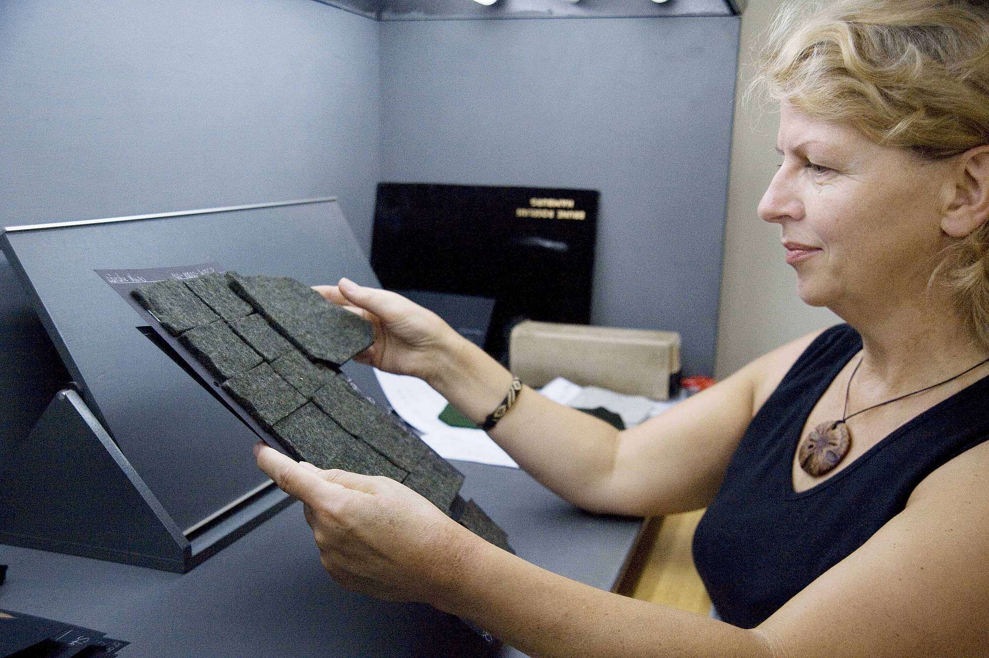 ueber-uns-unsere-wolle-farbprobe-web-11 Frau vergleicht Finkhof Stoff bei der Farbprobe