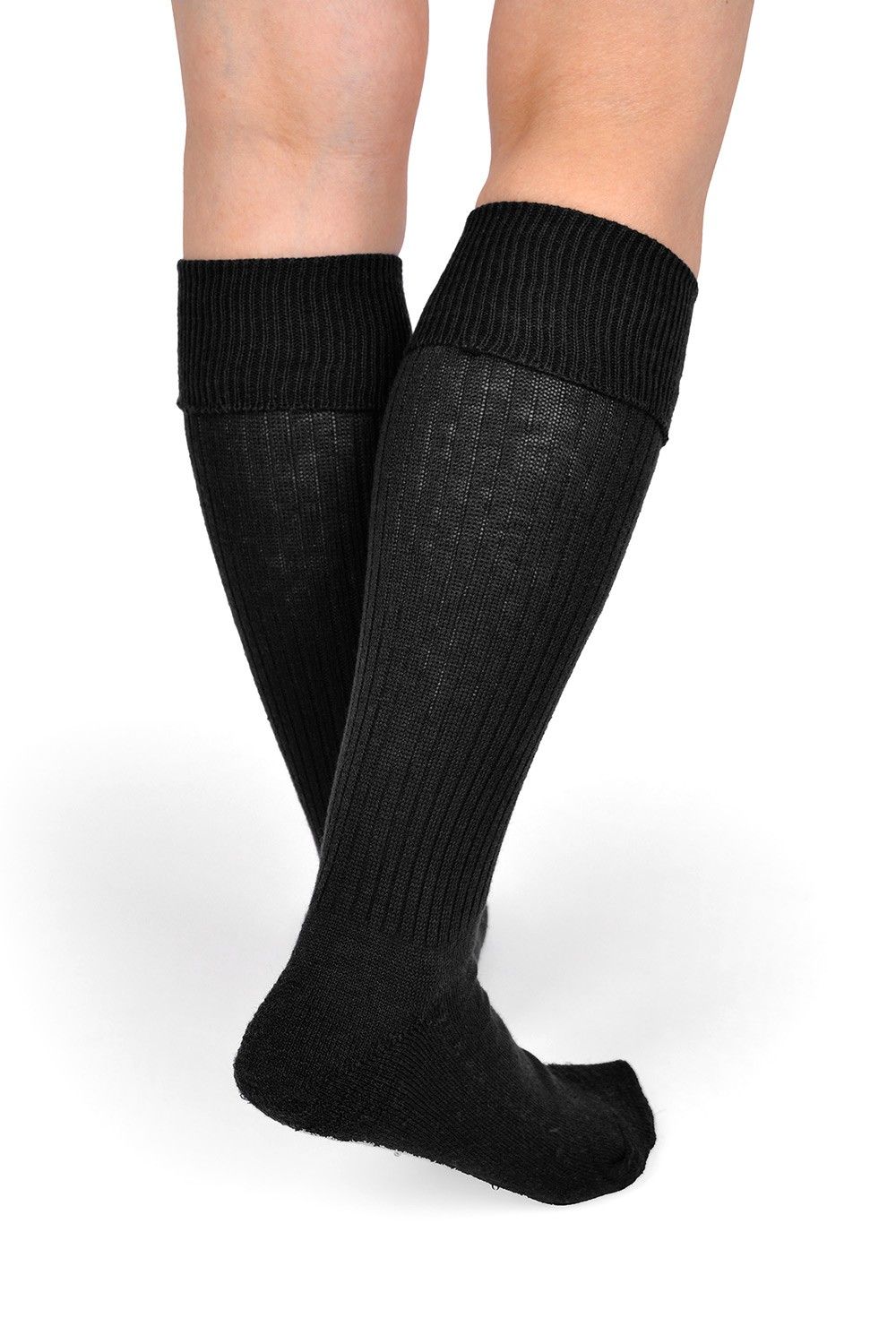 Person trägt schwarze warme Kniestrümpfe aus bio Wolle (kbT), Baumwolle (kbA), Elasthan vom Finkhof, von hinten