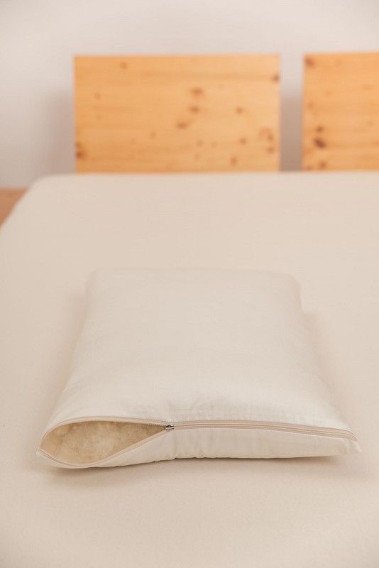 seitlich geöffnetes Kopfkissen mit Füllung aus bio Wolle (kbT) und bio Baumwolle (kbA) vom FInkhof