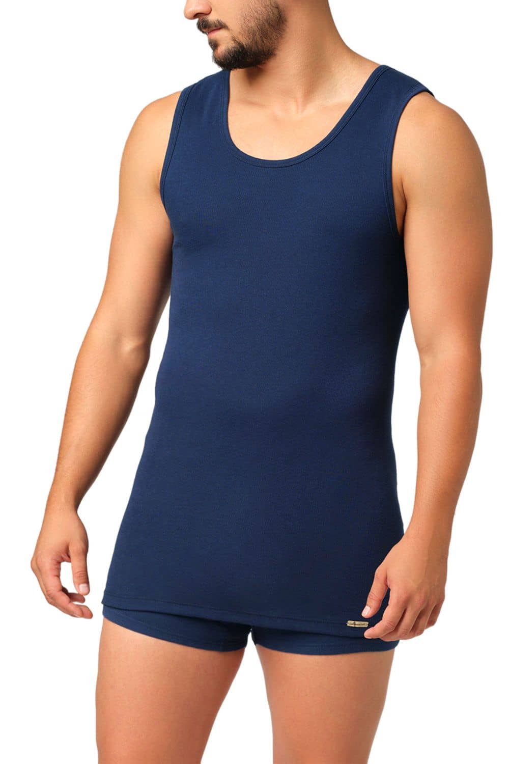 Mann trägt marineblaues Achselhemd aus bio Baumwolle (kbA) mit passender Unterhose, von vorne