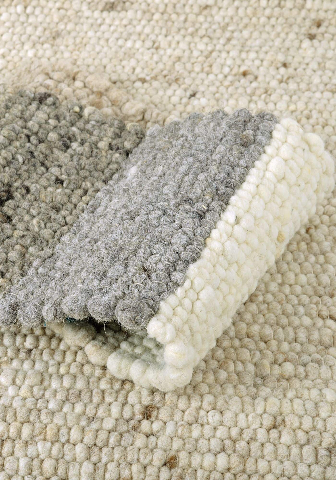 Nahaufnahme von grauem Finkhof Teppich