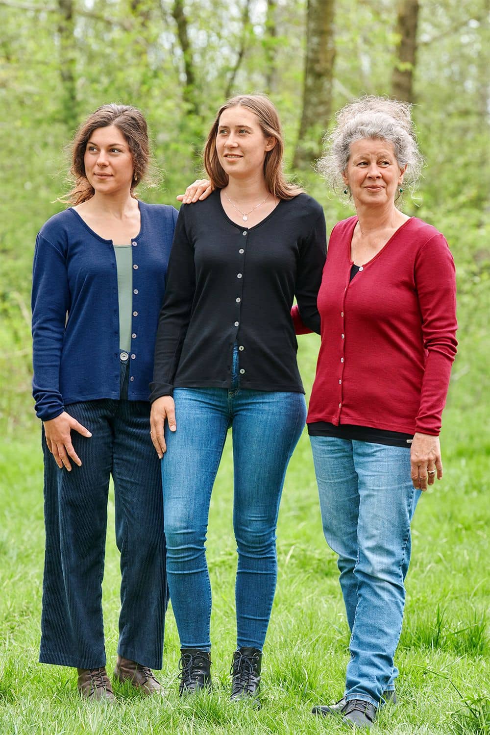 Wolle-Seide-Cardigan Drei Frauen in der Natur tragen unifarbige Cardigans aus Bio-Wolle (kbT) und Seide mit Jeanshosen