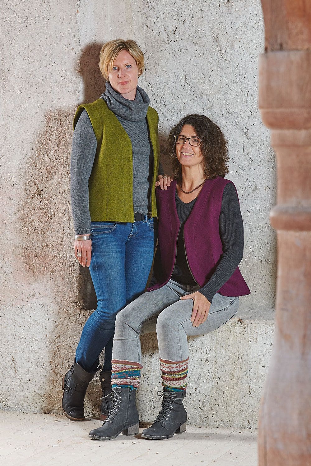 Weste Marlene Frauen tragen graue Kleidung dazu grüne und beerefarbene Weste vom Finkhof