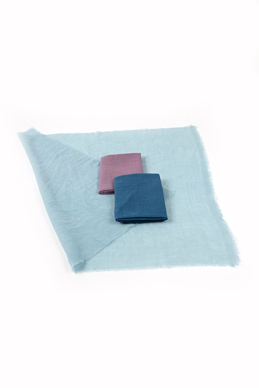 ausgebtreitete pflanzengefärbte Spieltücher aus bio Wolle in hellblau, dunkelblau und lila