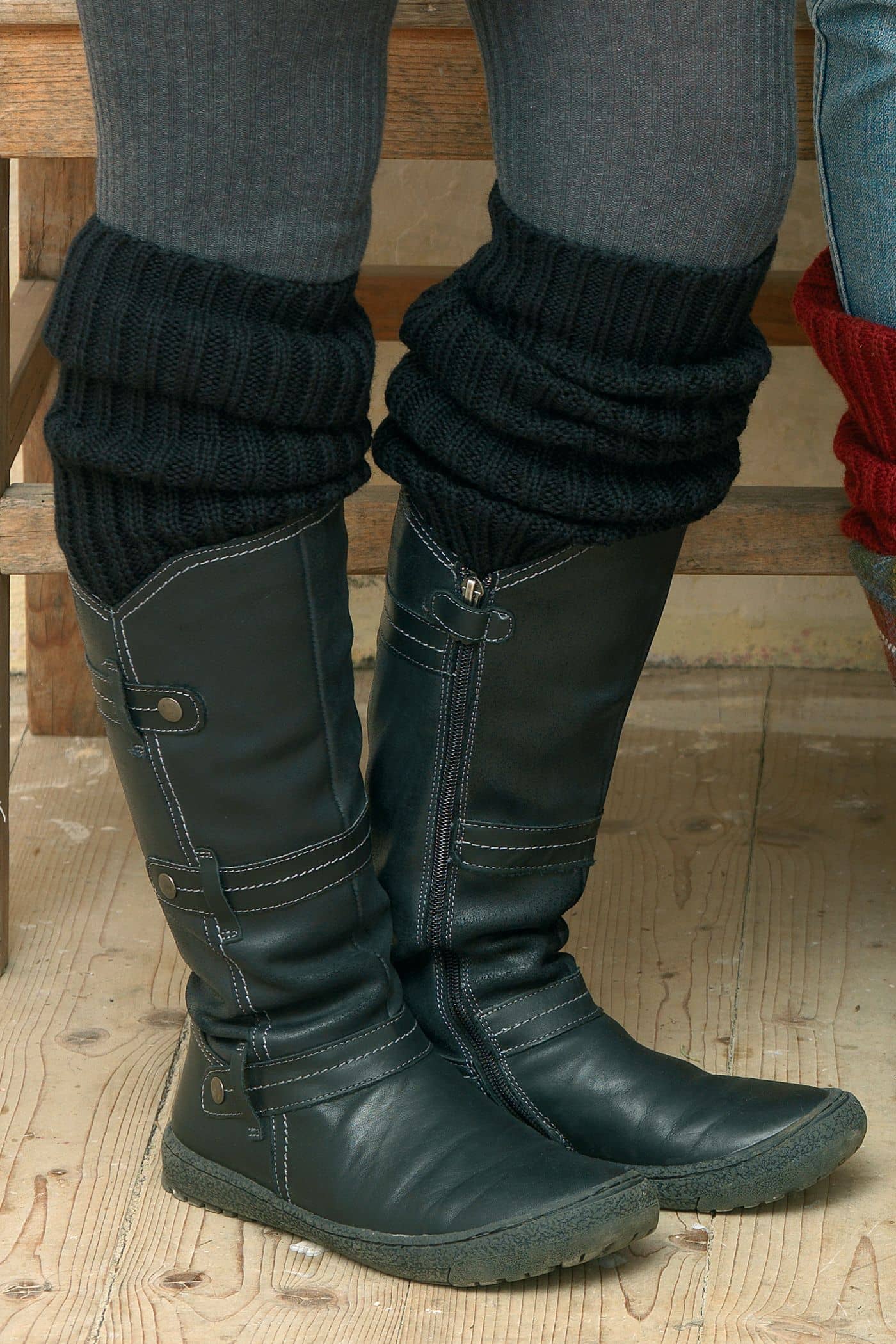 einfarbige schwarze Beinstulpen vom Finkhof aus bio Wolle (kbT) mit grauer Leggings und schwarzen Stiefeln