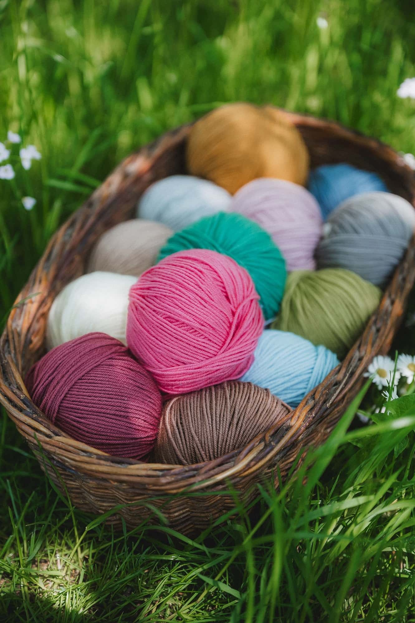Merinowolle Weich & Warm Finkhof Merinowolle ,,Weich&Warm" aus bio Wolle (kbT) in verschiedenen Farben neben einer Strickpuppe