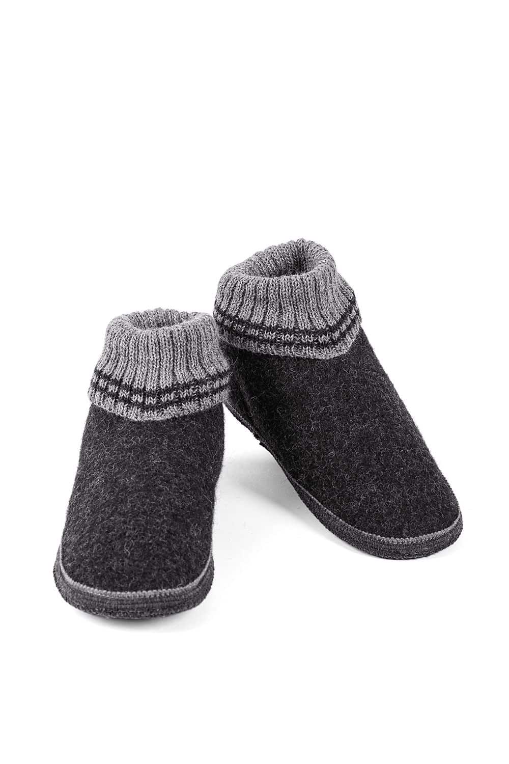 ein Paar anthrazitfarbene Hüttenschuhe mit Korkfußbett, auf weißem Untergrund