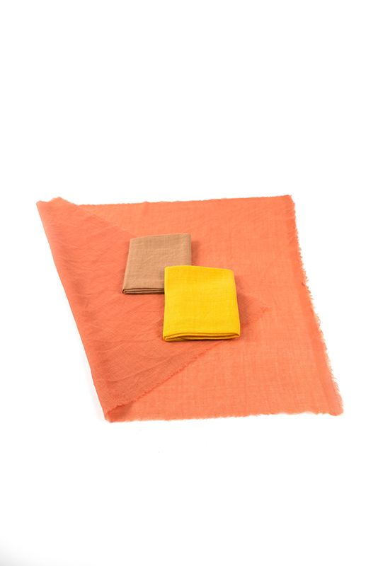 ausgebtreitete pflanzengefärbte Spieltücher aus bio Wolle in orange, braun und gelb