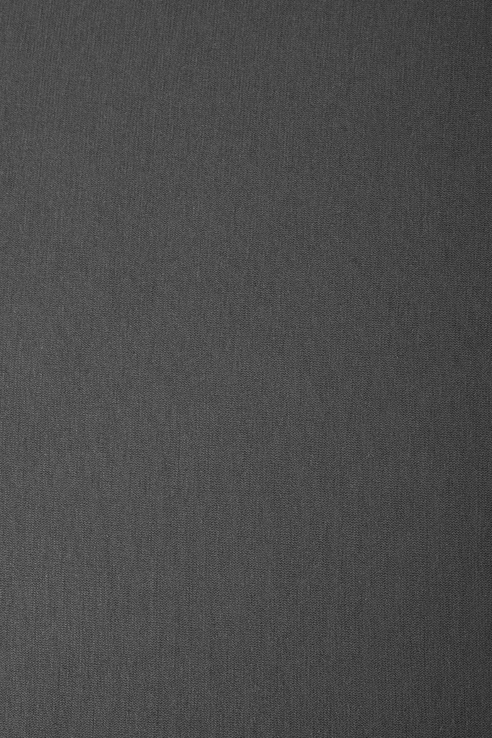 Nahaufnahme von anthrazitem Spannbetttuch aus bio Baumwolle (kbA)