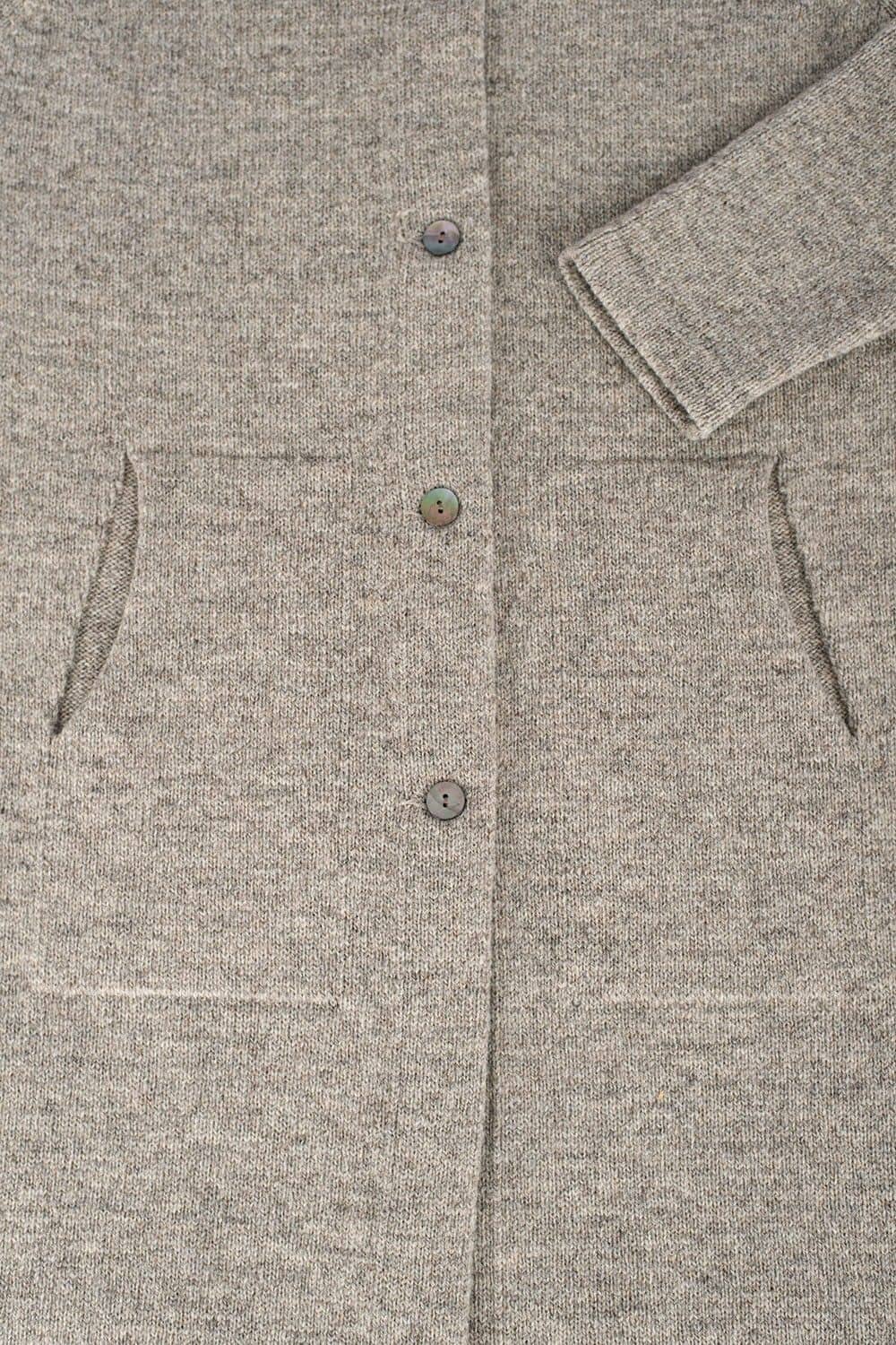 Detailaufnahmen der Knöpfe und Ärmelbündchen von der grauen Finkhof Strickjacke aus bio Wolle (kbT)