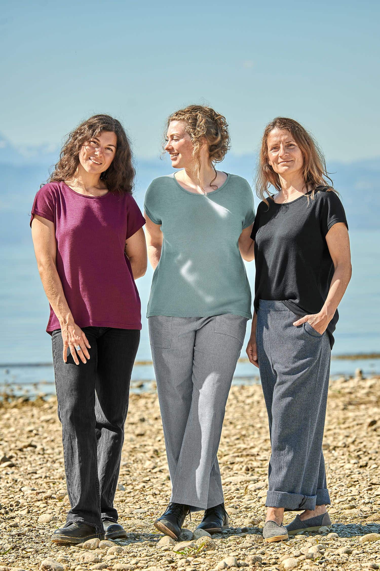 Damen-Oversize Shirt aus Wolle-Seide Frauen tragen einfarbige Oversizes Shirts aus bio Wolle (kbT) und Seide und gerade geschnittene Stoffhosen