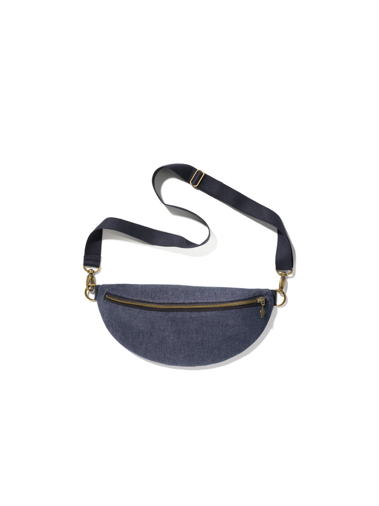 blaue Hüft- und Schultertasche aus bio Baumwolle (kbA) vom Finkhof, Freisteller