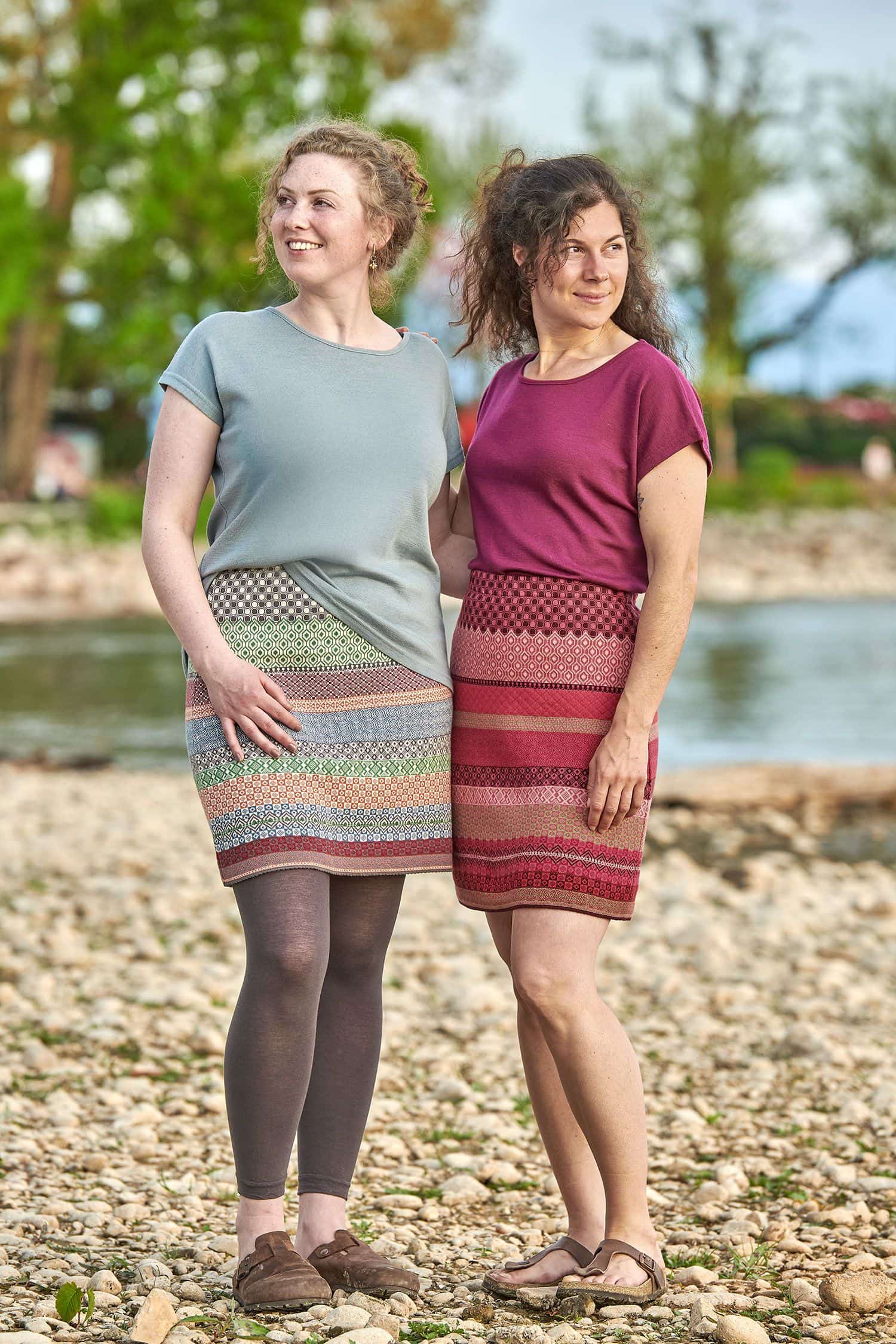 Baumwoll-Strickrock Frauen tragen gemusterte Röcke und einfarbige Shirts