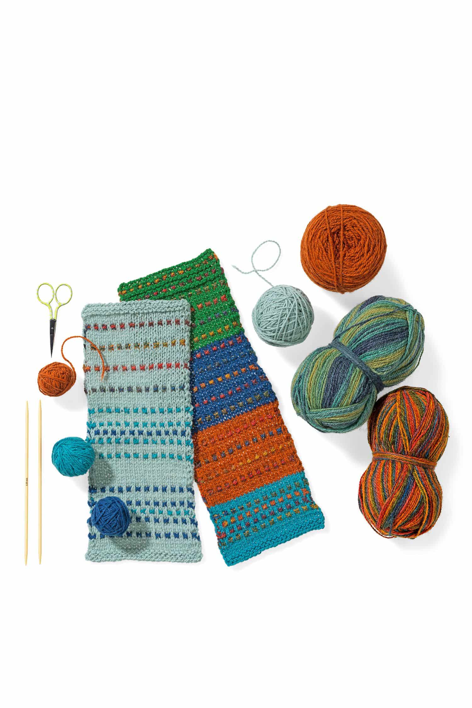 Wollen und fertige Stücke auf Übersichtsbild für Strickanleitung Pünktchenmuster