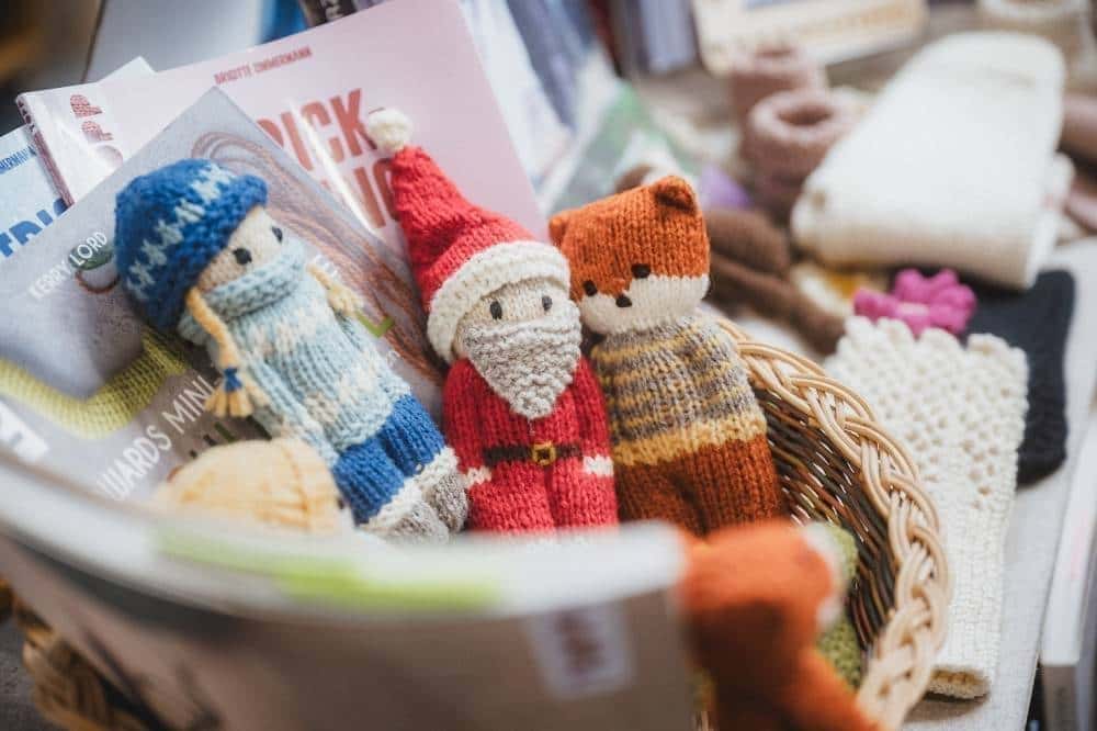 Zeigen Sie (uns) Ihr Finkhof Projekt genähte Puppen aus Finkhof-Wolle liegen bei einer Messe in einem Korb