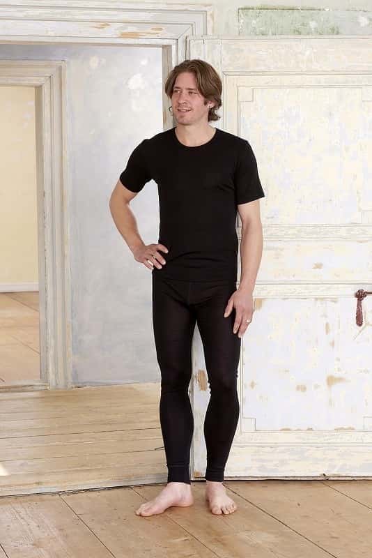 Mann trägt schwarze lange Unterhose und schwazes Kurzarmshirt aus bio Wolle (kbT) und Seide