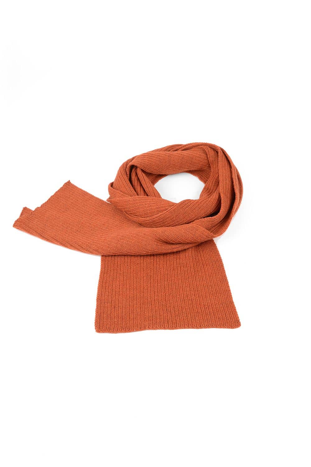oranger Strickschal aus bio Wolle (kbT) vom Finkhof als Kreis gelegt, Freisteller