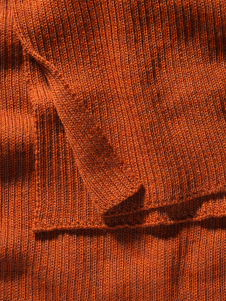 Strickschal aus reiner Bio-Schurwolle Struktur der orangen Strickschals aus bio Wolle (kbT) vom Finkhof