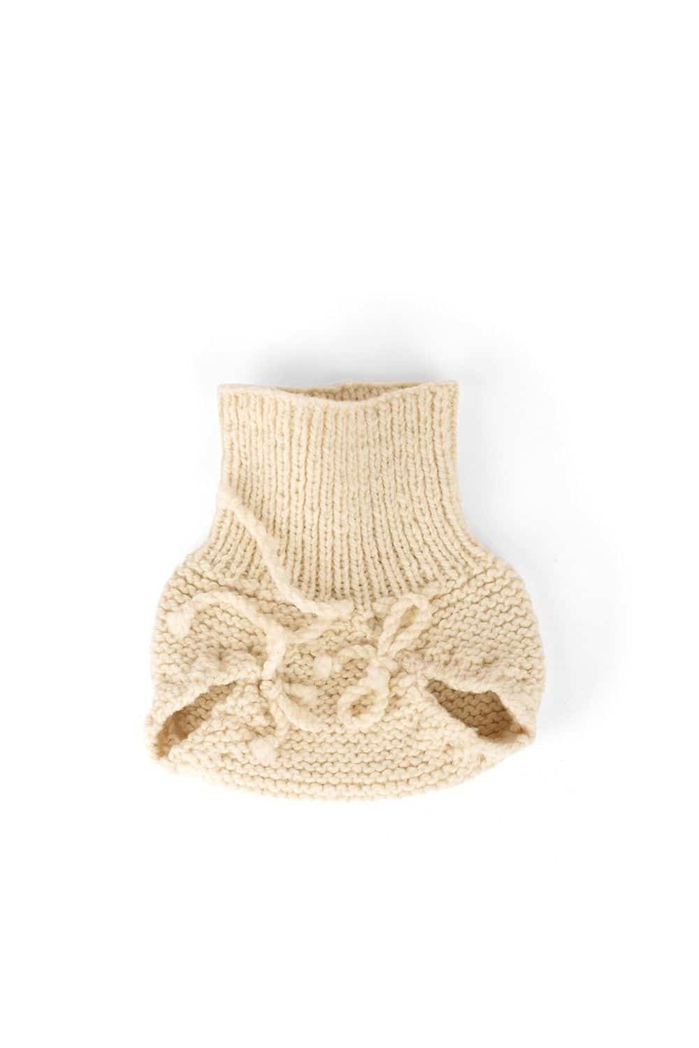 naturweiße Strickwindelhose aus dicker ungefärbter Merinowolle vom Finkhof aus bio Wolle (kbA), Freisteller